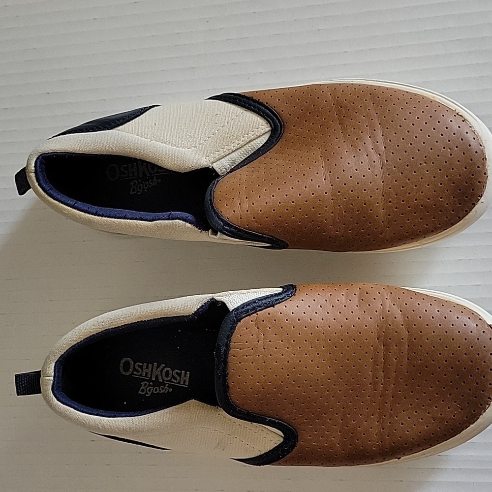 Oshkosh bagash kids shoes. Multicolor.  Size 2M